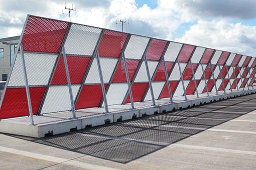 Mesh Type Jet Blast Barrier -suihkuvirtausaita muuttaa suihkumoottorista tulevan suihkuvirtauksen suuntaa.
